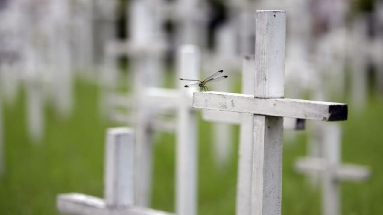 kríž hrob hroby cintorín pohreb náhrobok vážky ilu (SITA/AP)